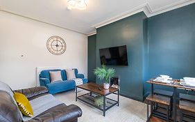 Spacious Two Bed House In Headingley